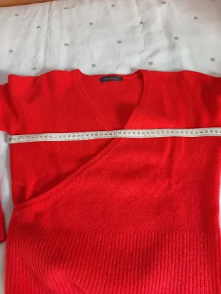 Jersey rojo cruzado cuello pico