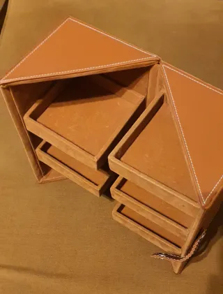 Joyero de piel marrón con cajones.