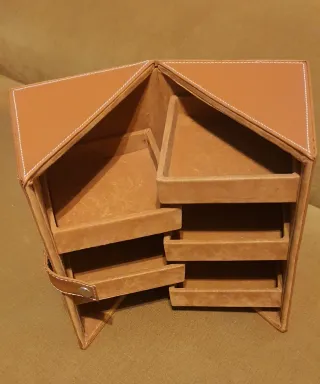 Joyero de piel marrón con cajones.