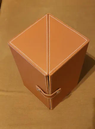 Joyero de piel marrón con cajones.