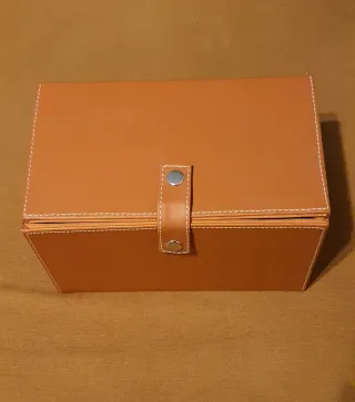 Joyero de piel marrón con cajones.