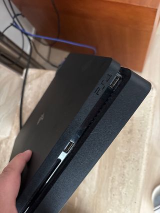 PS4 (PlayStation 4) Negra + Mando y Cables