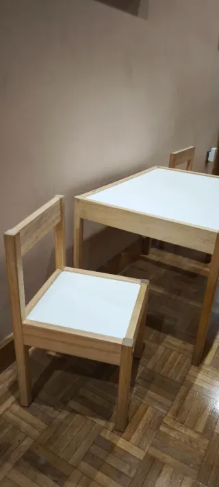 Mesa y 2 sillas infantiles IKEA