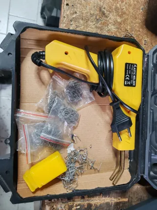 Saldatore per plastica con graffette