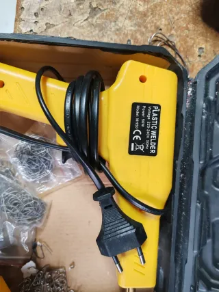 Saldatore per plastica con graffette