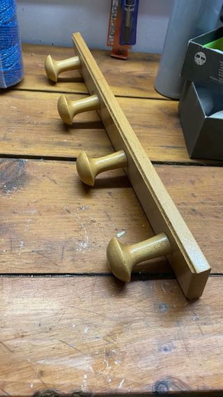 Perchero de madera con 4 pomos NUEVO