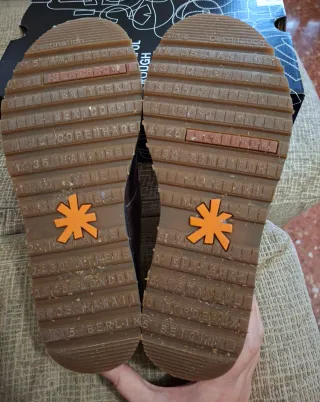 Zapatos marrones de piel con hebilla y plataforma