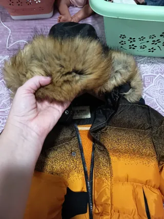 Chaqueta acolchada con capucha y pelo