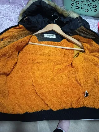 Chaqueta acolchada con capucha y pelo