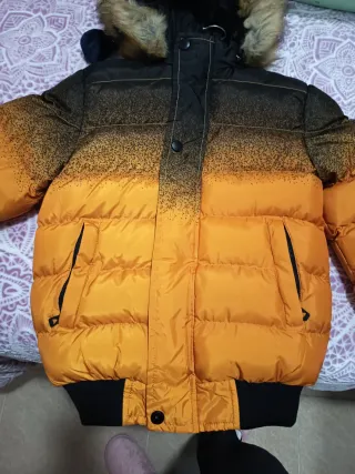 Chaqueta acolchada con capucha y pelo