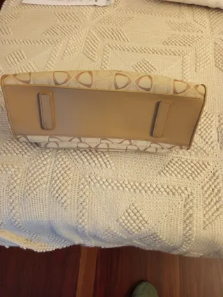 Bolso beige con estampado geométrico