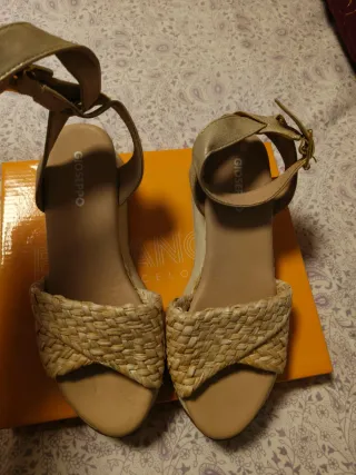 Sandalias Gioseppo Beige y Doradas