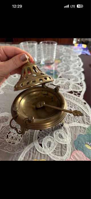 Brasero antiguo de bronce, decoración