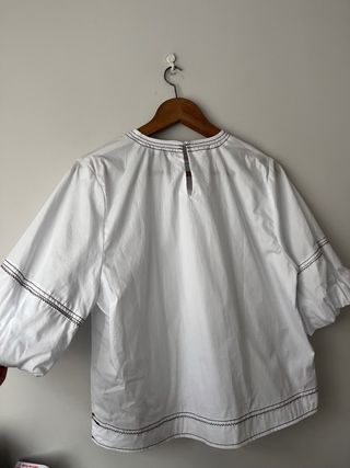 Blusa Zara blanca con pespuntes