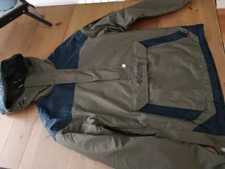 Cazadora Canguro Columbia Negra y Verde Oliva