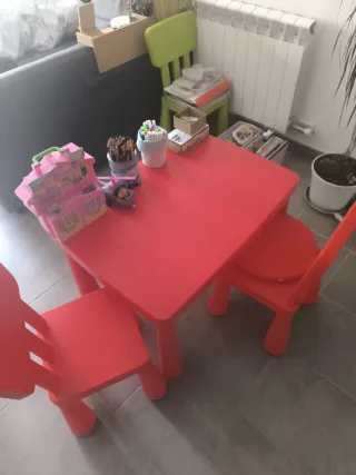 Mesa y 4 Sillas Mammut Ikea. Y mesita con cajón.