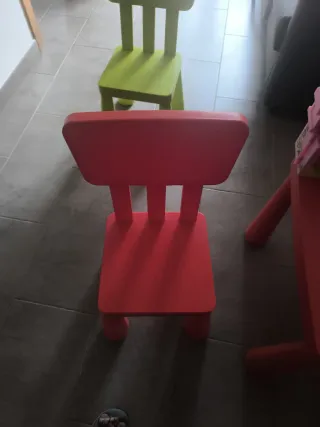 Mesa y 4 Sillas Mammut Ikea. Y mesita con cajón.