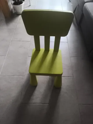 Mesa y 4 Sillas Mammut Ikea. Y mesita con cajón.