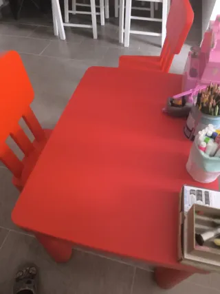 Mesa y 4 Sillas Mammut Ikea. Y mesita con cajón.