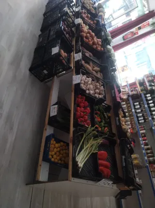 Expositor bebidas/fruta y estanterías