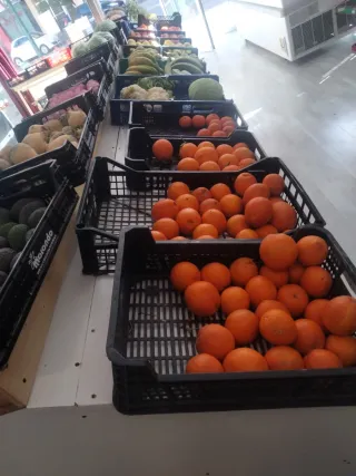 Expositor bebidas/fruta y estanterías