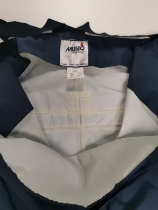 Prenda náutica MUSTO azul y roja