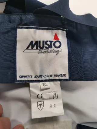Prenda náutica MUSTO azul y roja