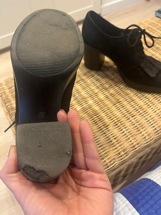 Botines negros con cordones y flecos