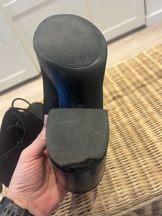 Botines negros con cordones y flecos