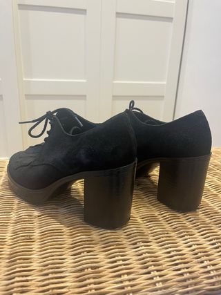 Botines negros con cordones y flecos