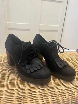 Botines negros con cordones y flecos