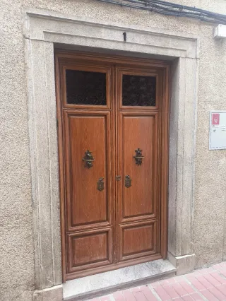 Puerta antigua de madera sin marco