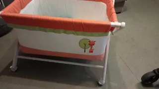 Minicuna con ruedas y estampado de jirafa