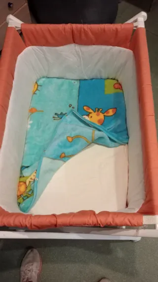 Minicuna con ruedas y estampado de jirafa