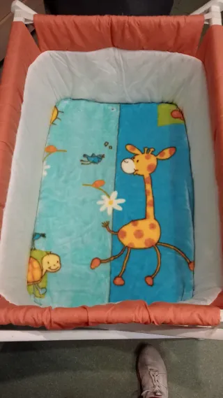 Minicuna con ruedas y estampado de jirafa