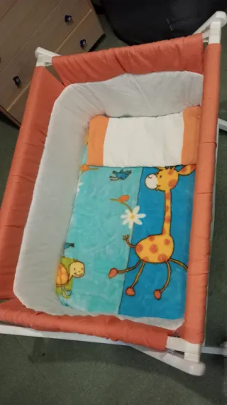 Minicuna con ruedas y estampado de jirafa