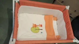 Minicuna con ruedas y estampado de jirafa