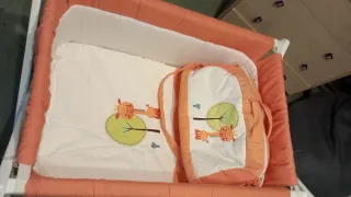 Minicuna con ruedas y estampado de jirafa