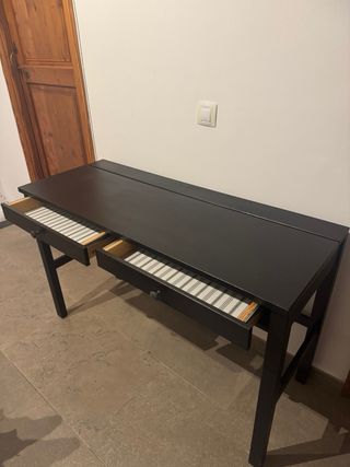 Escritorio o recibidor de madera negro