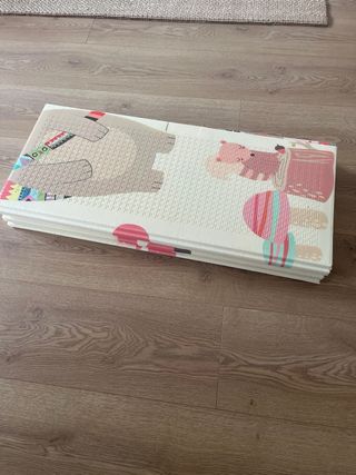 Alfombra bebé acolchada plegable.