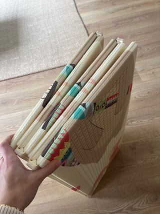 Alfombra bebé acolchada plegable.