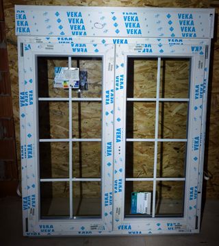 Ventana blanca con persiana