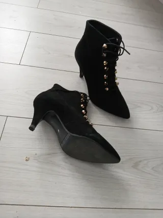 Botines ante negro con cordones y tachuelas dorada