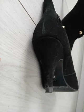 Botines ante negro con cordones y tachuelas dorada