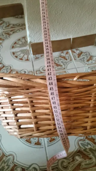 Cesta de mimbre con asa