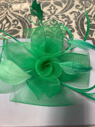 Tocado verde con plumas y malla