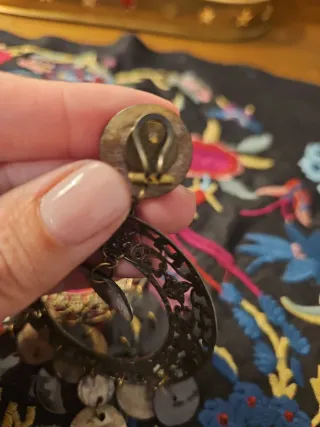 Pendientes largos dorados con círculos negros