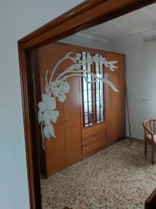 Espejo de pared con marco de madera