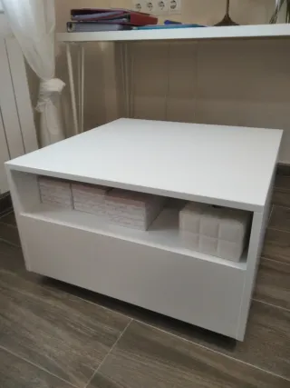 Mesita baja de noche blanca