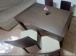 Mesa comedor y 4 sillas madera con forro asientos